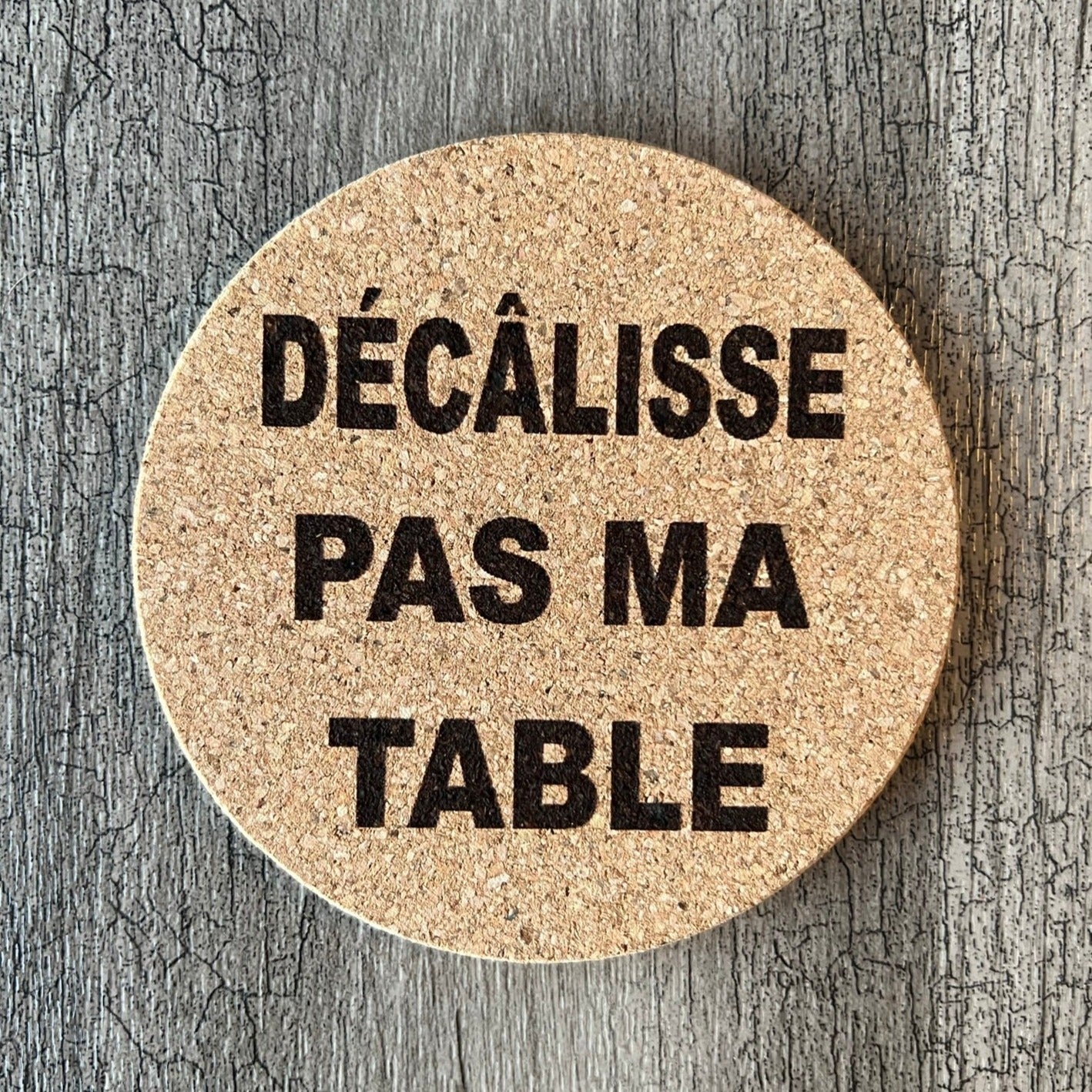 Un sous-verre (Décâlisse pas ma table)