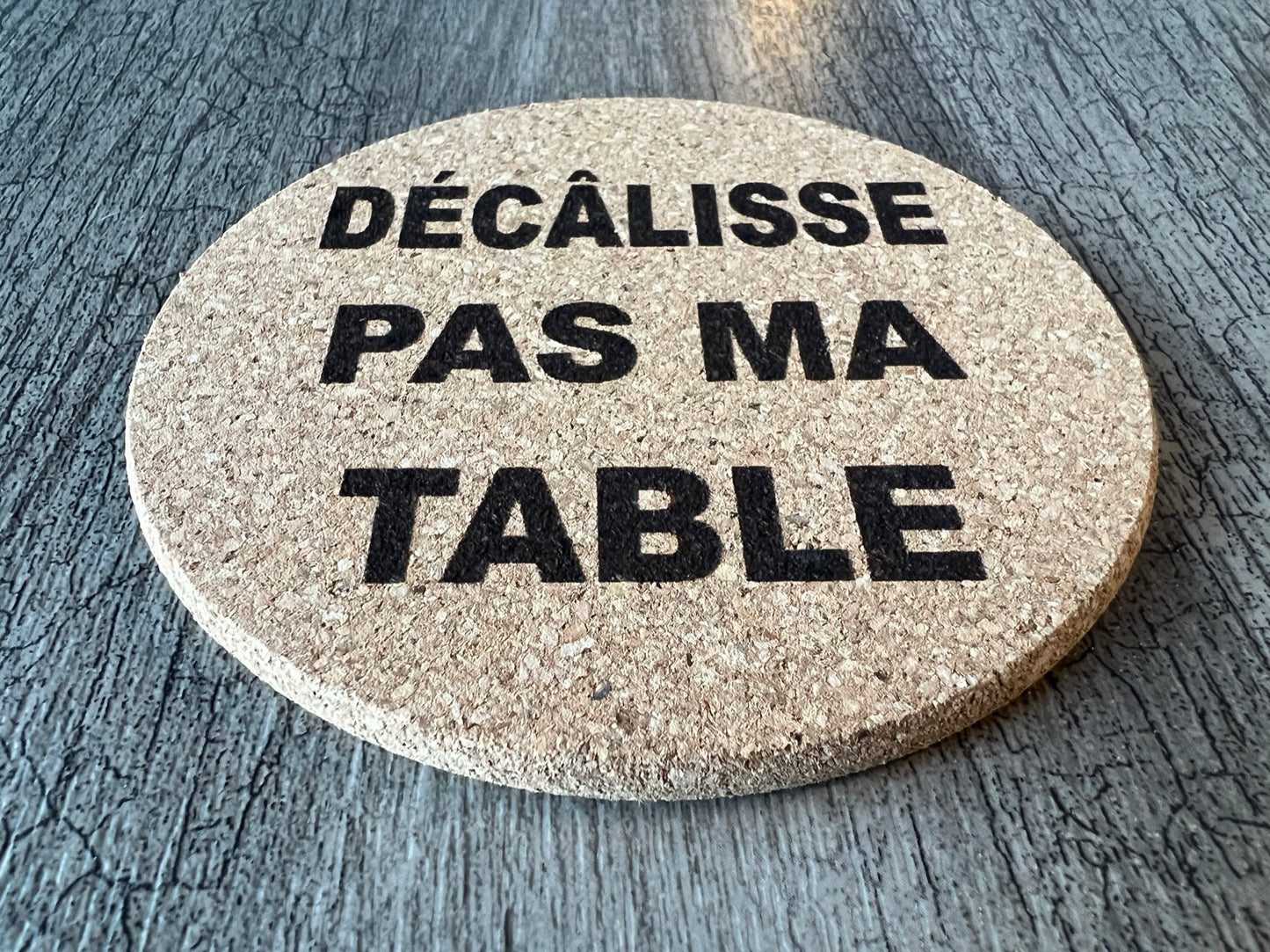 Un sous-verre (Décâlisse pas ma table)